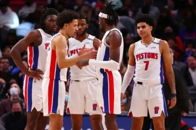 电讯报：曼联执意追求谢什科的做法显得有些奇怪（电讯报：曼联一味追逐谢什科的举动令人费解）