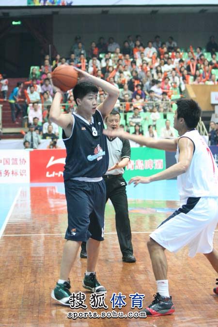 马科斯-阿隆索：祖父说迪斯蒂法诺比梅西出色，时代标准不同（马科斯-阿隆索：祖父称迪斯蒂法诺胜梅西，评判标准因时代而异）