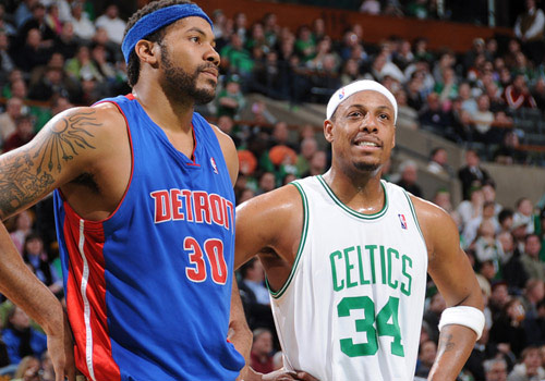 每体：卡萨多腹股沟有些刺痛，初步看来情况并不严重（每体：卡萨多腹股沟出现轻微刺痛，初步判断无大碍）