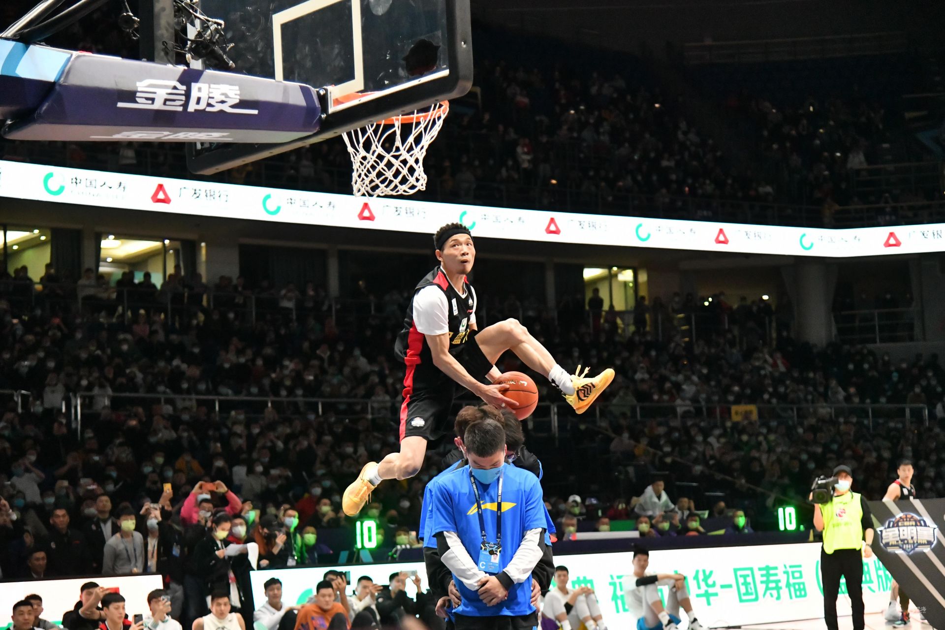 鲁媒：若无意外，山东泰山队将前往海口进行第一阶段冬训（鲁媒：山东泰山队预计赴海口展开第一阶段冬训）