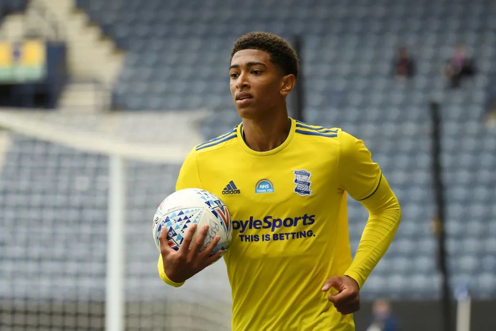 扛起球队！字母哥半场10中8，得到19分8篮板3助攻