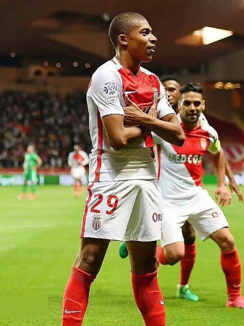 澳超半场：鲁弗推射建功，惠灵顿凤凰暂1-0阿德莱德联（澳超半场战报：鲁弗低射破门，惠灵顿凤凰暂以1-0领先阿德莱德联）