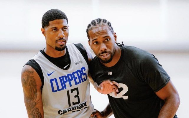 两张合影，一张和老乡一张和金靴。赛前法比奥说这场...（赛前法比奥的两张合影：一张与老乡，一张与金靴）