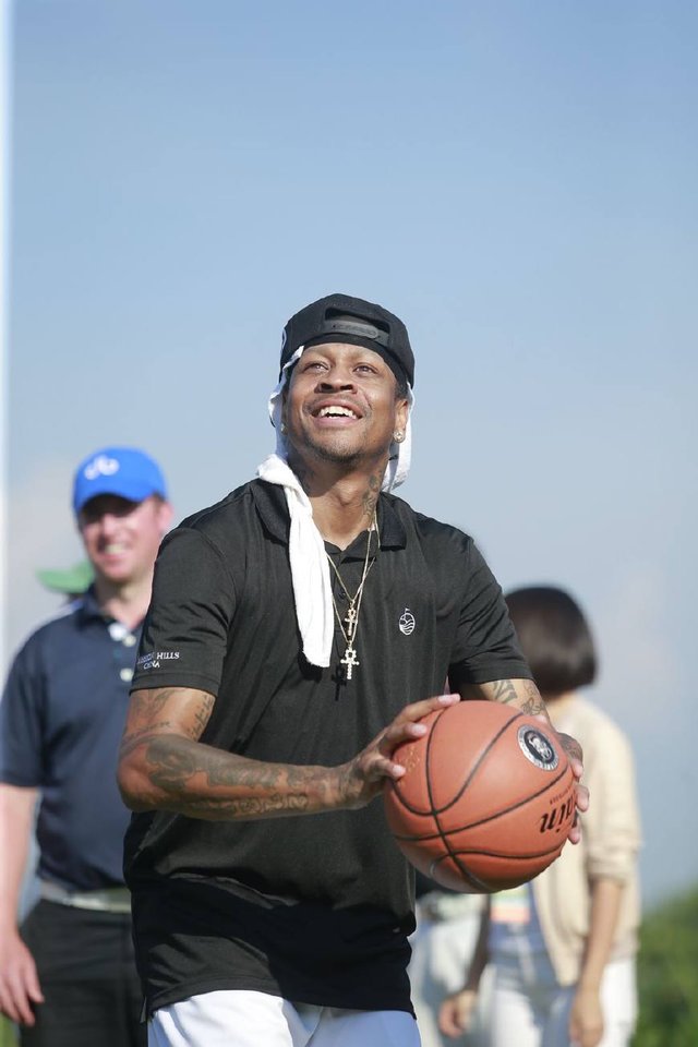 名宿：在我看来莱奥是边锋不是前锋；他配得上米兰10号球衣（名宿：莱奥是边锋而非前锋，配得上米兰10号）