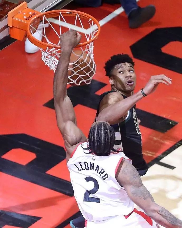 每体：巴萨防守问题严重，什琴斯尼连续九场丢球引发球迷担忧（每体：巴萨后防漏洞频现，什琴斯尼连9场遭破门引发球迷忧虑）