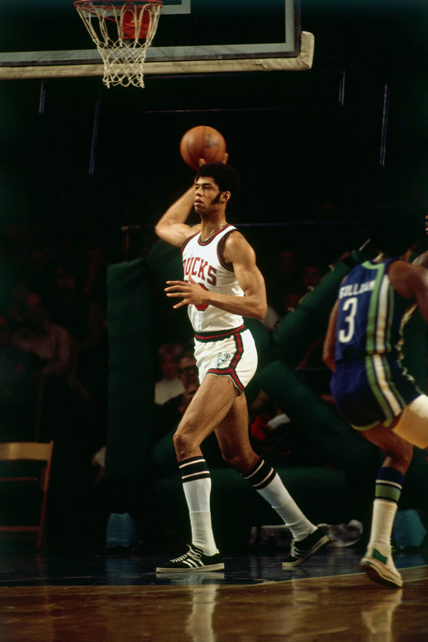 篮球变向突破的核心技巧（篮球变向突破关键要诀）